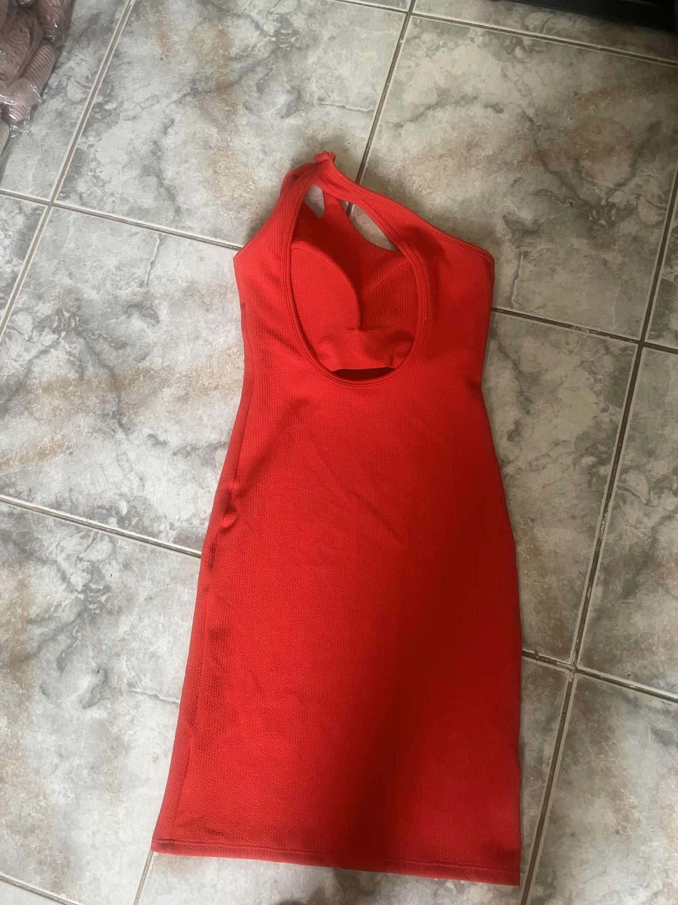 Vestido vermelho fotografado no chão